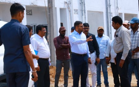 హుజూర్నగర్ మండల కేంద్రంలో రామస్వామి గుట్ట వద్ద ఇందిరమ్మ ఇండ్లను పరిశీలించిన