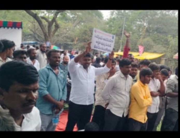 విద్యుత్ మీటర్ రీడర్ కార్మికులు ఇంద్ర పార్క్ వద్ద మహాధర్నా