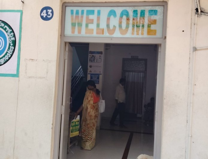 జోగులాంబ గద్వాల జిల్లా ప్రభుత్వ ఆసుపత్రిలో నిర్లక్ష్యం – రేడియాలజీ హబ్‌లో పిచ్చి కుక్కల సంచారం