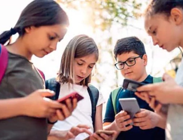 16 ఏళ్లలోపు వారికి సోషల్‌ మీడియా నిషేధం