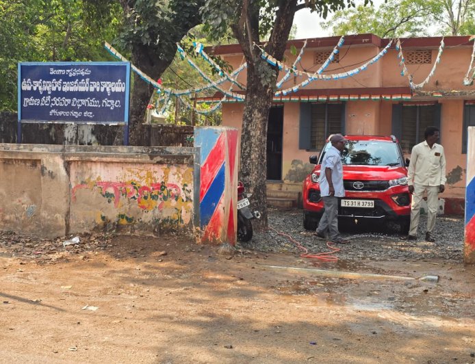 త్రాగు నీటిని వృధా చేయకూడదని ప్రచారం చేసే అధికారులే... కార్లు కడగడానికి మంచి నీటిని  వాడేస్తున్నారు 