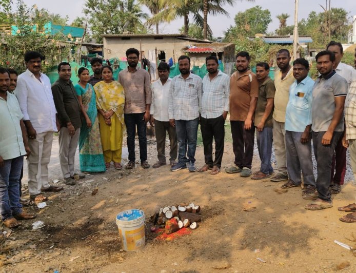 నూతన సీసీ రోడ్డు శంకుస్థాపన చేసిన సర్పంచ్
