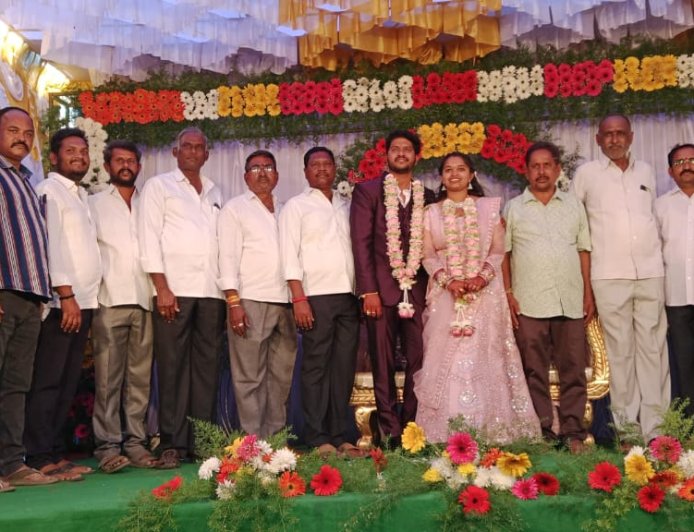 నూతన వధూవరులను ఆశీర్వధించిన కాంగ్రెస్ పార్టీ నాయకులు