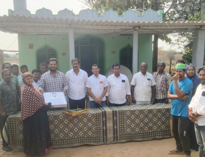 అడిగిన వెంటనే స్పందించి మసీద్ కు కాంపౌండ్ వాల్ శాన్షన్ చేసిన మంత్రి సీతక్క కి ధన్యవాదములు తెలిపిన గ్రామ ప్రజలు