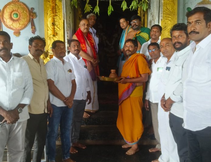 లక్ష్మి నరసింహ స్వామి వారిని దర్శించుకున్న టీపీసీసీ అబ్జార్వ్ లు