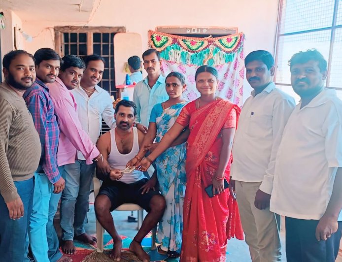 తోటి స్నేహితునికి 30వేలు రూ"2003 ఎస్.ఎస్.సి బ్యాచ్ ఆర్థిక సహాయం