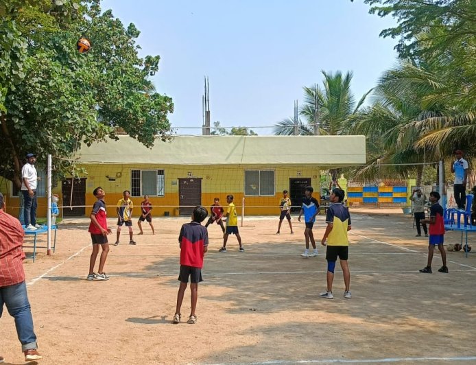 సరస్వతి గ్రూప్ ఆఫ్ స్కూల్స్ ఆధ్వర్యంలో వాలీబాల్ టోర్నమెంట్