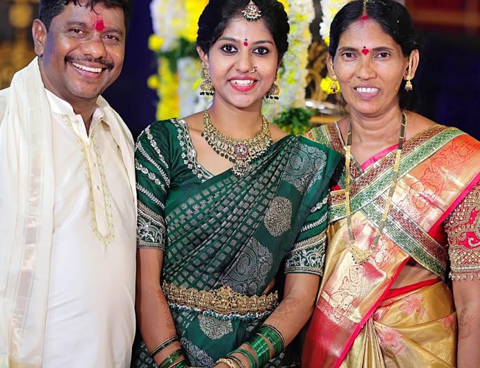 అమ్మ నాన్న లతో సింగర్ మధుప్రియ