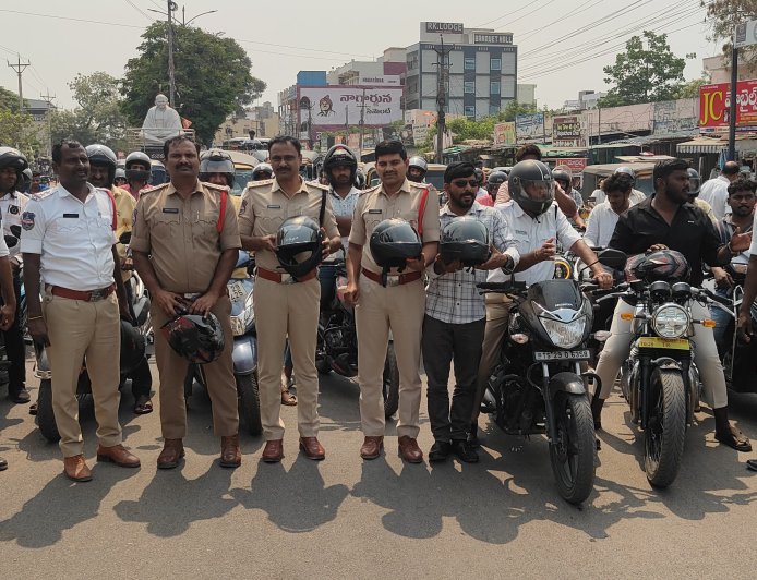 హెల్మెట్ ధరించి ప్రమాదంలో రక్షణ పొందండి