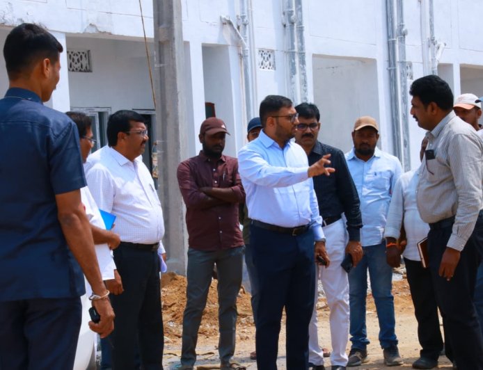 హుజూర్నగర్ మండల కేంద్రంలో రామస్వామి గుట్ట వద్ద ఇందిరమ్మ ఇండ్లను పరిశీలించిన