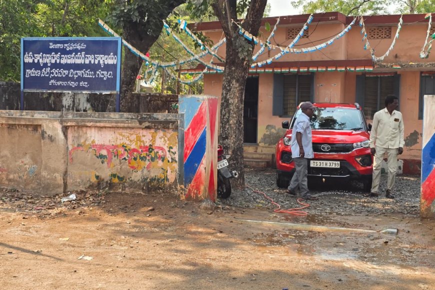 త్రాగు నీటిని వృధా చేయకూడదని ప్రచారం చేసే అధికారులే... కార్లు కడగడానికి మంచి నీటిని  వాడేస్తున్నారు 