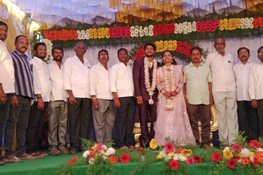 నూతన వధూవరులను ఆశీర్వధించిన కాంగ్రెస్ పార్టీ నాయకులు