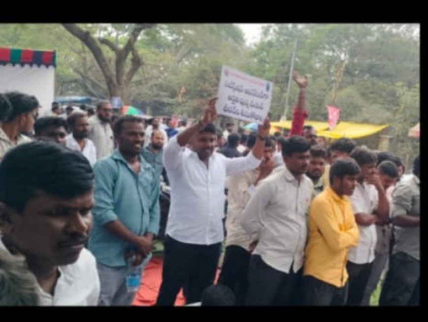 విద్యుత్ మీటర్ రీడర్ కార్మికులు ఇంద్ర పార్క్ వద్ద మహాధర్నా