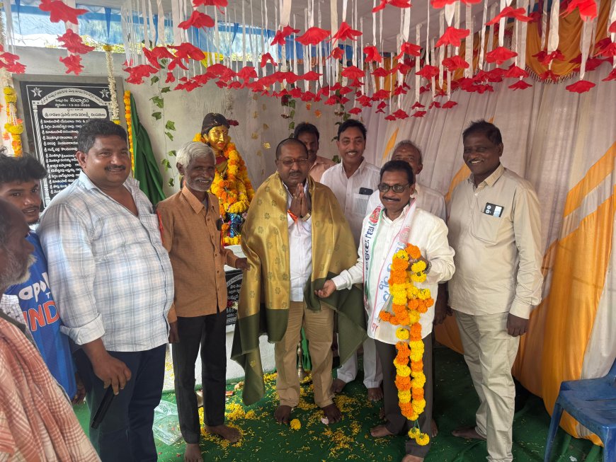 శ్రీశ్రీశ్రీ కవయిత్రి మొల్ల గారి విగ్రహ ఆవిష్కరణ కార్యక్రమంలో పాల్గొన్న తాటి