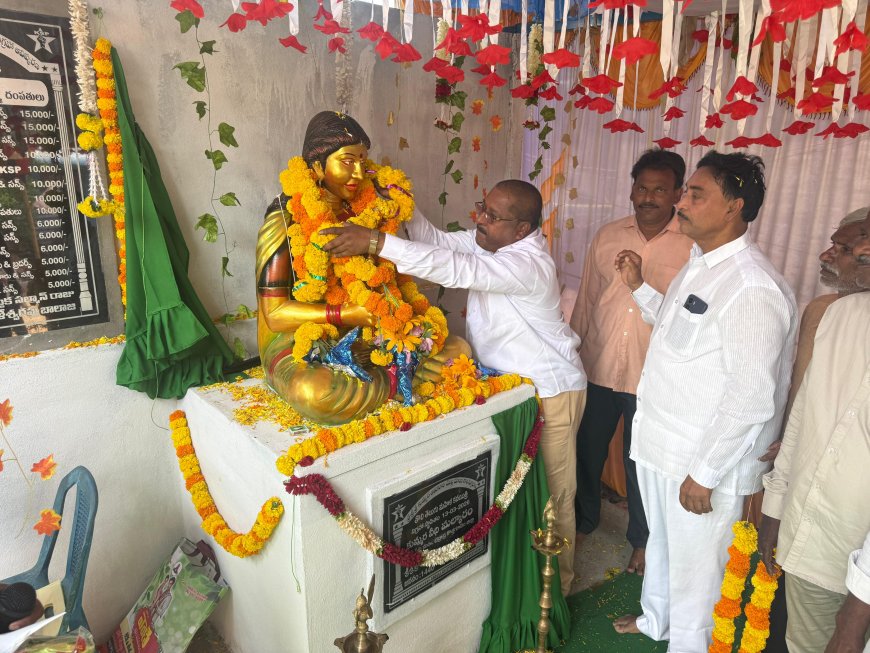 శ్రీశ్రీశ్రీ కవయిత్రి మొల్ల గారి విగ్రహ ఆవిష్కరణ కార్యక్రమంలో పాల్గొన్న తాటి