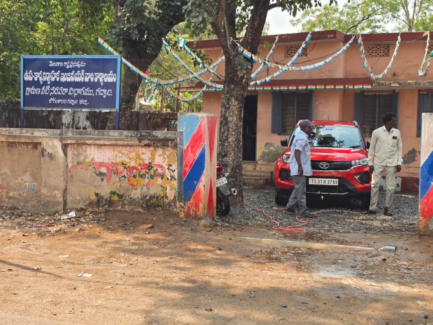 త్రాగు నీటిని వృధా చేయకూడదని ప్రచారం చేసే అధికారులే... కార్లు కడగడానికి మంచి నీటిని  వాడేస్తున్నారు 