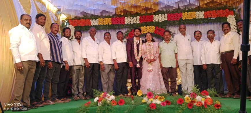 నూతన వధూవరులను ఆశీర్వధించిన కాంగ్రెస్ పార్టీ నాయకులు