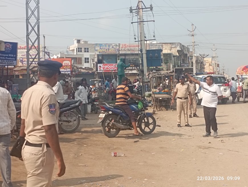 ఉదయాన్నే వాహనాదారులపై ఉక్కు పాదం మోపిన సీఐ నాగేశ్వరరావు