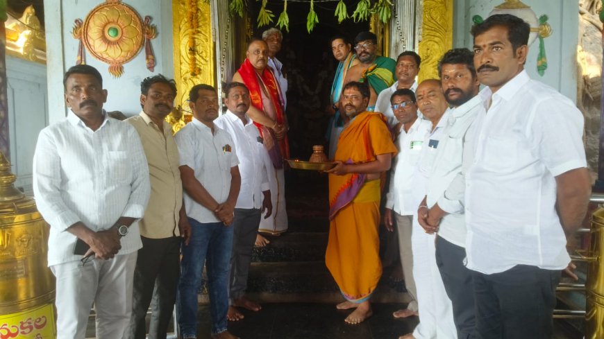 లక్ష్మి నరసింహ స్వామి వారిని దర్శించుకున్న టీపీసీసీ అబ్జార్వ్ లు