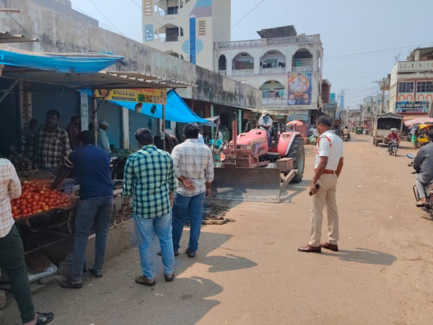 రోడ్డు ఆక్రమించి వ్యాపారాలు చేయొద్దు..