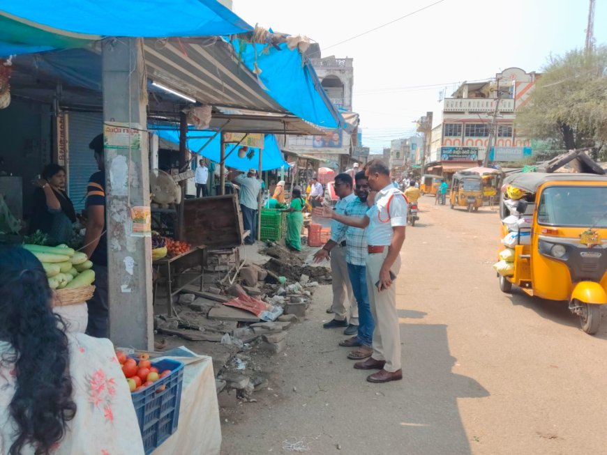 రోడ్డు ఆక్రమించి వ్యాపారాలు చేయొద్దు..