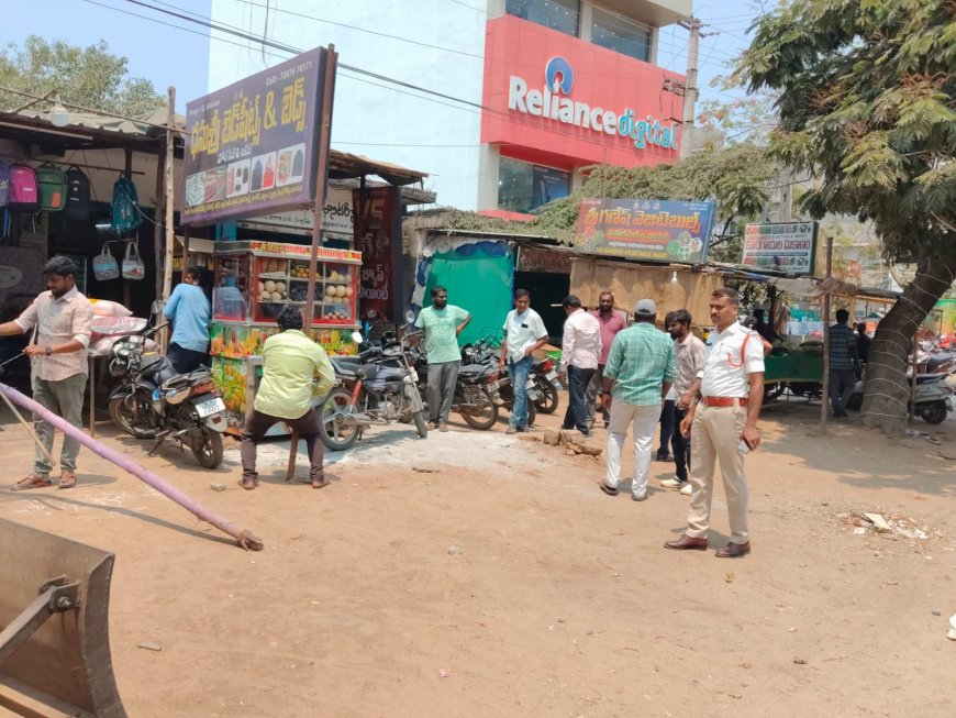 రోడ్డు ఆక్రమించి వ్యాపారాలు చేయొద్దు సూర్యాపేట పట్టణ ట్రాఫిక్ ఎస్ఐ సాయిరాం