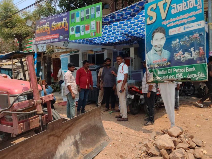 రోడ్డు ఆక్రమించి వ్యాపారాలు చేయొద్దు సూర్యాపేట పట్టణ ట్రాఫిక్ ఎస్ఐ సాయిరాం