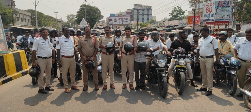 హెల్మెట్ ధరించి ప్రమాదంలో రక్షణ పొందండి