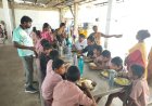గురుకుల పాఠశాలలో విద్యార్థులతో మధ్యాహ్న భోజనం చేస్తున్న తహసిల్దార్ అమీన్ సింగ్