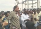 చాపల లోడుకు అడ్డుకున్న గ్రామస్తులు