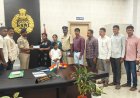 మరణించిన పోలీసు కుటుంబాలకు తోటి సిబ్బంది ఆర్థిక సాయం