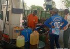 డ్రమ్ములలో డీజిల్ తీసుకుపోతుండ్రు
