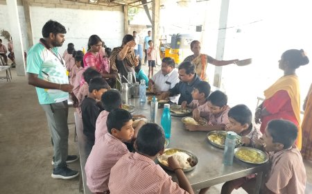 గురుకుల పాఠశాలలో విద్యార్థులతో మధ్యాహ్న భోజనం చేస్తున్న తహసిల్దార్ అమీన్ సింగ్