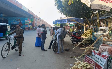 సర్వీస్ రోడ్డు ను ఆక్రమించుకున్న వ్యాపారస్తులు పట్టించుకోని సూర్యాపేట జిల్లా అధికారులు