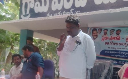 గ్రామపంచాయతీ కార్యాలయం లో నిర్వహించిన సభలో మాట్లాడుతున్నసర్పంచ్