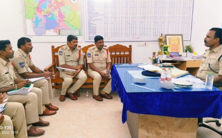 సూర్యాపేట పట్టణ పోలీస్ స్టేషన్ ను ఆకస్మిక తనిఖీ చేసి జిల్లా ఎస్పి నరసింహ