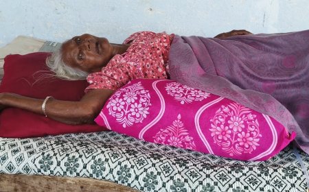 ముగ్గురు కొడుకులున్నా బుక్కెడు బువ్వకు నోచుకుని ఓ బక్కచిక్కిన తల్లి.