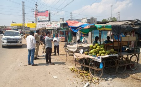 ట్రాఫిక్ కి మరియు షాపులకు అంతరాయం కలిగిస్తున్న వివిధ రకాల  పండ్ల షాప్ యజమానులు