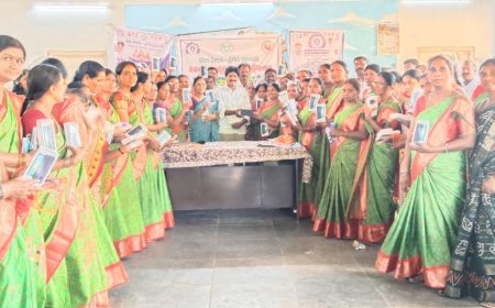అంగన్‌వాడీ టీచర్లకు మొబైల్ ఫోన్ల పంపిణీ