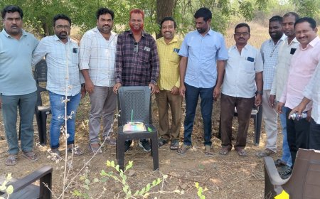 ఖమ్మం గ్రానైట్ వర్కర్స్ యూనియన్ వైస్ ప్రెసిడెంట్ భద్రం పుట్టినరోజు సందర్భంగా కేక్ కట్ చేసిన కార్మికులు