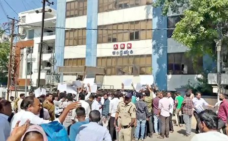 ABN ఆంధ్రజ్యోతి కార్యాలయం పై దౌర్జన్యం , దాడులు పై YCP నేతలు పై కేసు నమోదు 