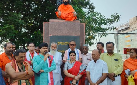 భక్త రామదాసు విగ్రహం వద్ద నిరసన వ్యక్తం చేస్తున్న శ్రీరామ భక్తులు