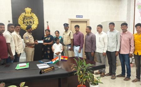 మరణించిన పోలీసు కుటుంబాలకు తోటి సిబ్బంది ఆర్థిక సాయం