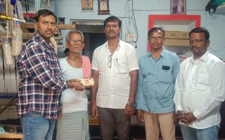 చేనేత కార్మిక కుటుంబానికి ఆర్థిక సహాయం