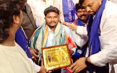 దళిత గ్రహీత అవార్డు అందుకున్న నిర్మాల  సతీష్