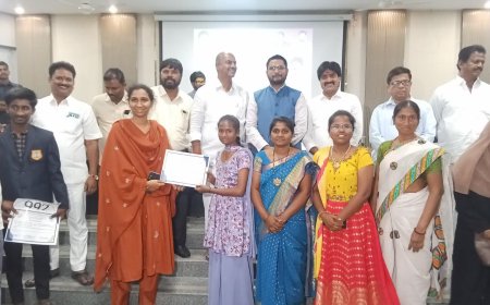 ఇంటర్ పరీక్షలో ఉత్తమ ప్రతిభను చూపించిన విద్యార్థులకు  ప్రశంసా పత్రాలు అందజేసిన