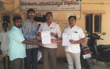 తాసిల్దార్ కి వినతిపత్రం అందజేసిన ఉపాధ్యాయులు