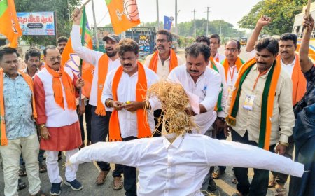 ఖర్గే వ్యాఖ్యలపై బీజేపీ ఆగ్రహం - దిష్టిబొమ్మ దహనం.