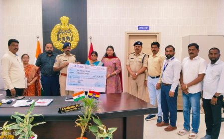 ఇన్స్యూరెన్స్ చెక్ అందించిన జిల్లా ఎస్పి నరసింహ