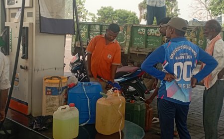 డ్రమ్ములలో డీజిల్ తీసుకుపోతుండ్రు